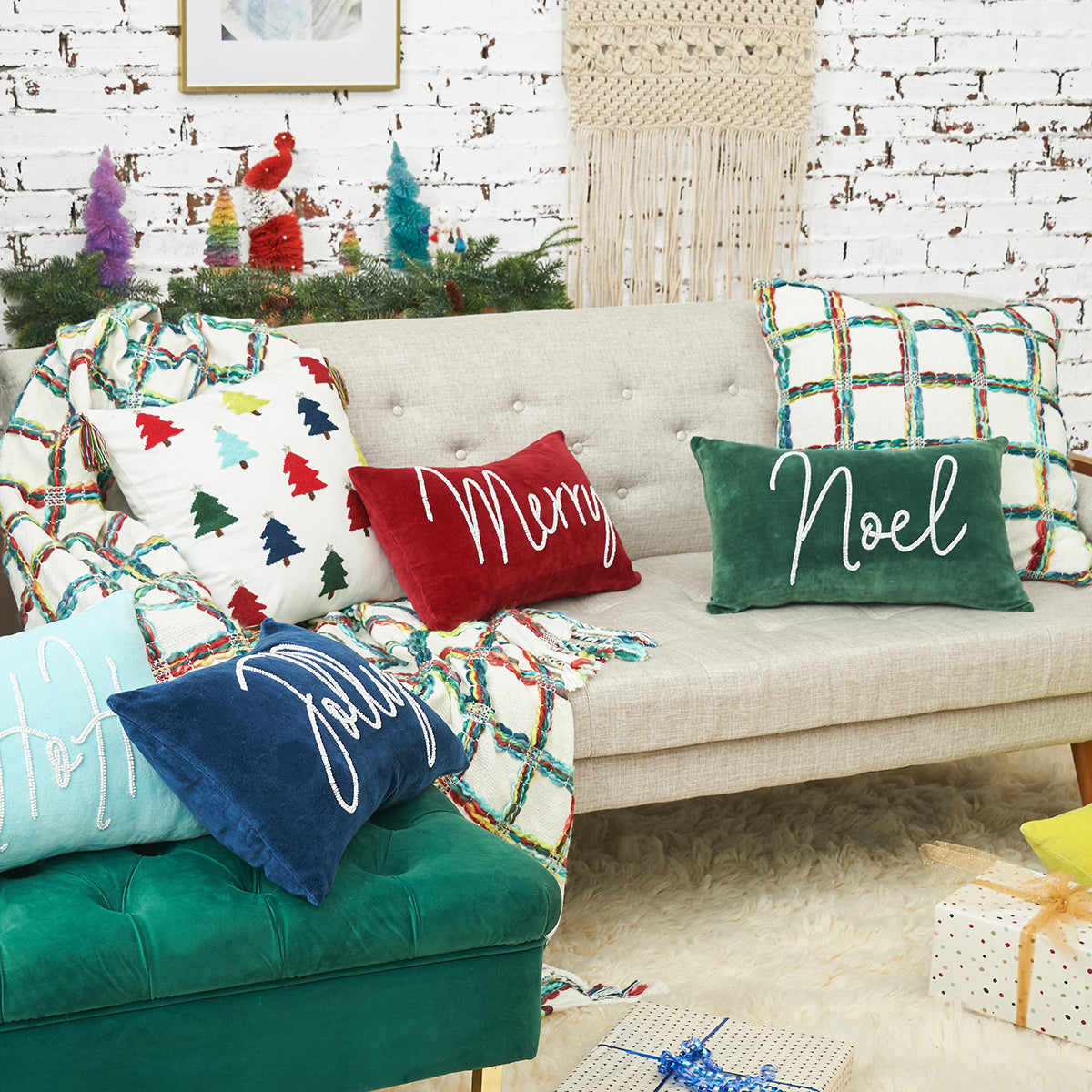 noel jungle velvet pillow