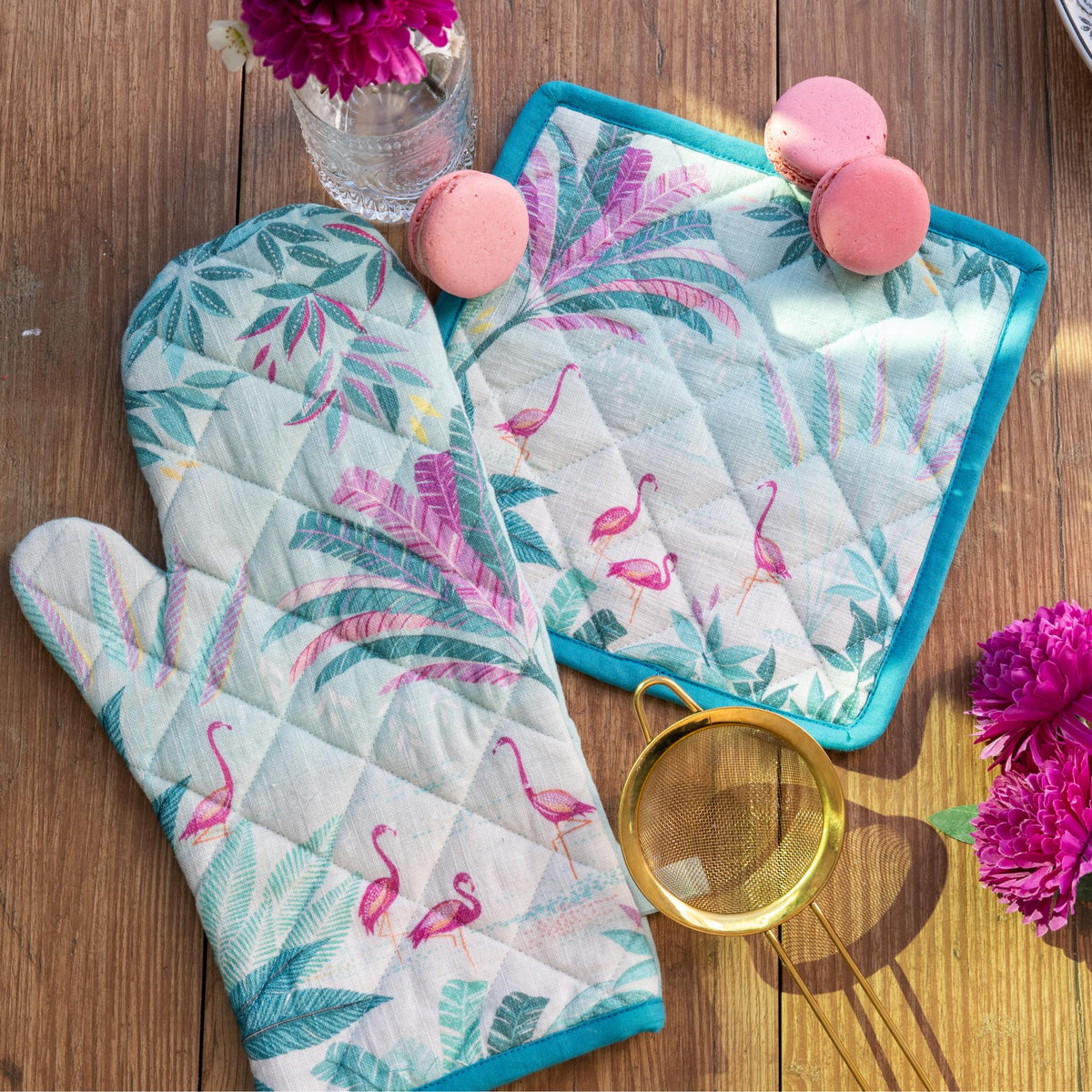 A flamingo palms oven mitt & potholder set.