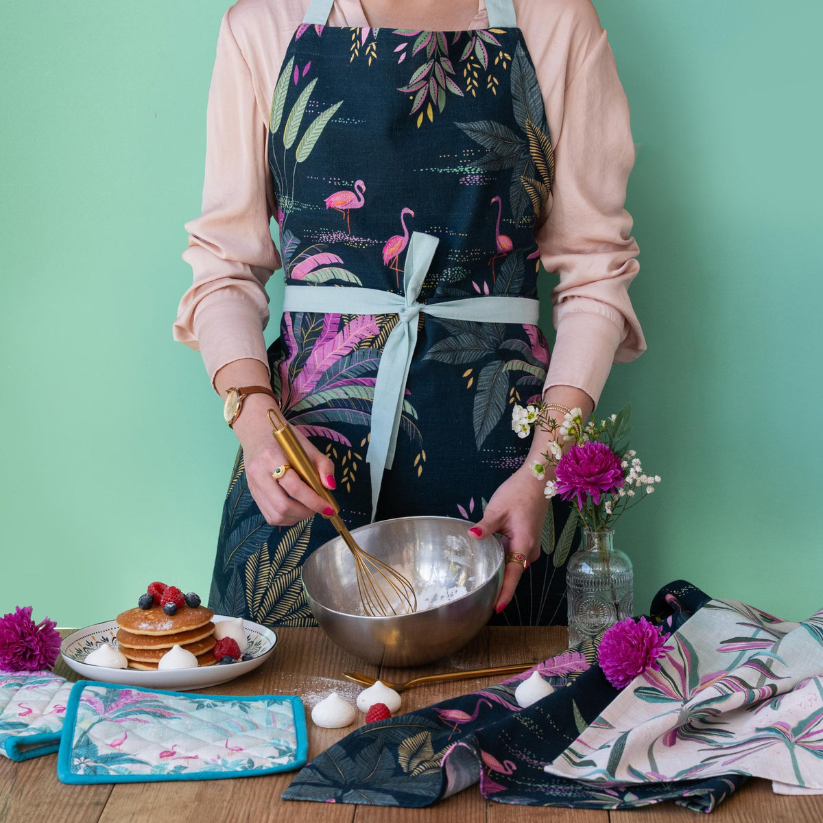 A flamingo palms navy apron.