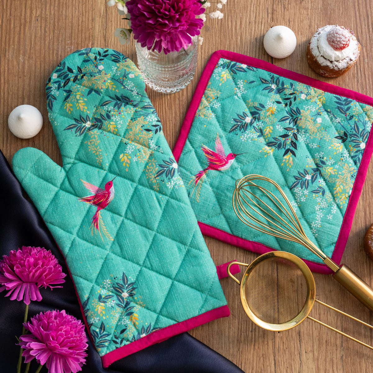 A chelsea teal oven mitt & potholder set.
